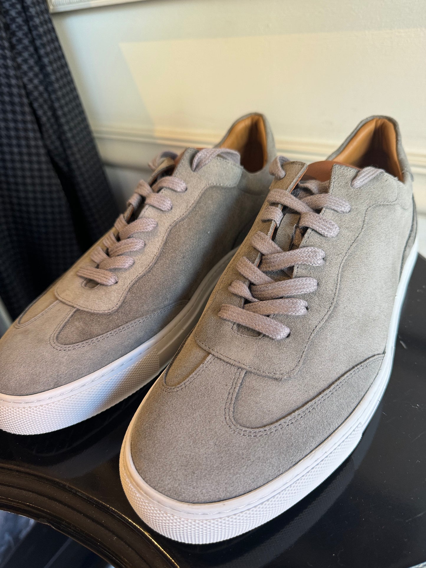 ETERI Sleek Gray Suede Sneakers